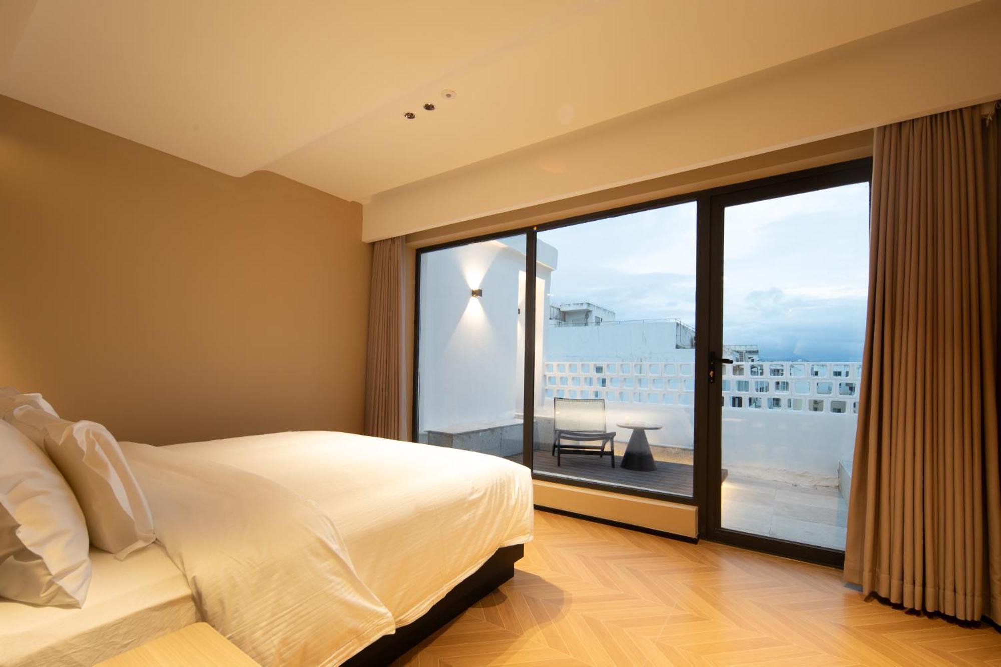 See You Soon At The Ritz Rose Summer Hotel ซานย่า ภายนอก รูปภาพ