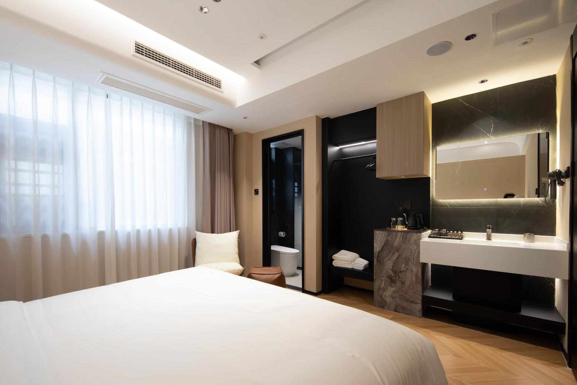 See You Soon At The Ritz Rose Summer Hotel ซานย่า ภายนอก รูปภาพ