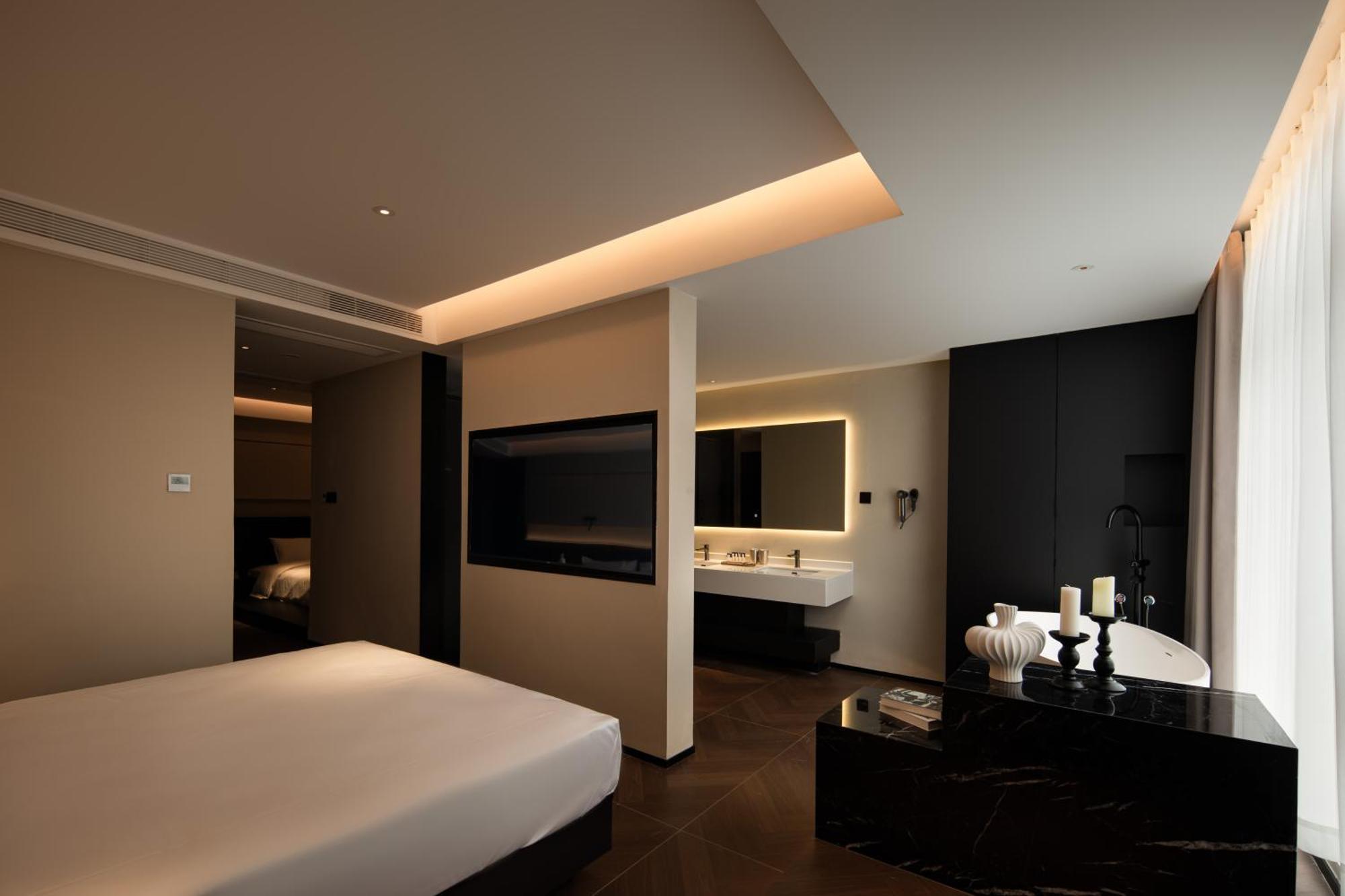 See You Soon At The Ritz Rose Summer Hotel ซานย่า ภายนอก รูปภาพ